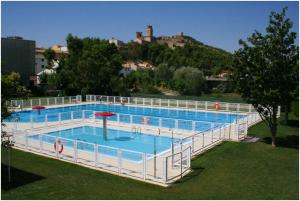 ein großer Pool mit aicrobialicrobialicrobialicrobial in der Unterkunft Casa Rural Xixa Landetxea in Miranda de Arga