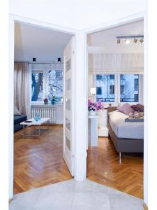 Posteľ alebo postele v izbe v ubytovaní Srebrna Warsaw Apartment