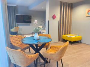 a living room with a table and chairs at H24 Stadthotel Bernau in Bernau bei Berlin