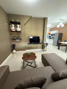 にあるHouse99のソファとテーブルのあるリビングルーム