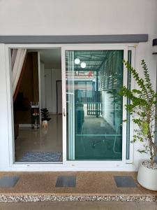 にあるHouse99の植物のある家の引き戸