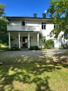 a large white house with a large yard at Villa Calcar in Södertälje +14 photos