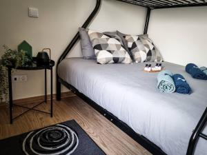 a bed with pillows on it in a room at Cantinho do Chico in Vila Nova de Gaia