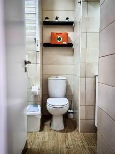 a small bathroom with a toilet and an orange box at Cantinho do Chico in Vila Nova de Gaia +10 photos