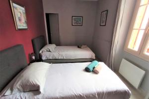 two beds in a small room with two beds at Gite cosy 4 pers en vallée de la Creuse in Baraize