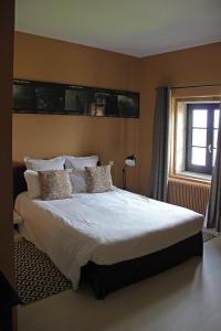 Cama o camas de una habitación en Hôtel Courtille de Solutré