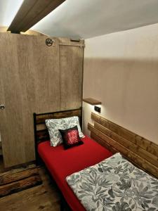 a bedroom with a bed with a red blanket at Podziemne Arkady-nocleg centrum blisko dworca in Gniezno