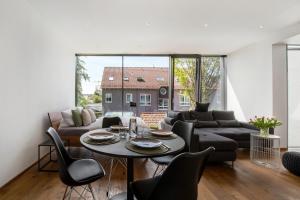 a living room with a table and chairs at Studio-Wohnung Lichtblick in Gersthofen