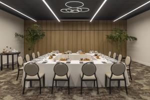 a conference room with a large white table and chairs at Casa Mani Resort Napa Valley, Curio Collection By Hilton in Napa +93 photos