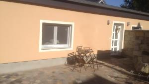 a group of chairs sitting on a patio next to a building at Ferienwohnung Für 4 Personen 90 M² in Naumburg