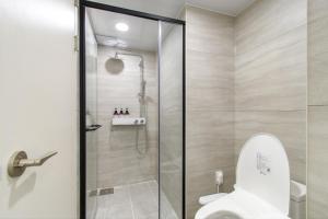 a bathroom with a shower and a toilet at 플럼바고올스위트1809 in Sangun-ni