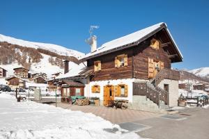 a log cabin in the snow on a mountain at Baita sulle Alpi Livigno in Livigno