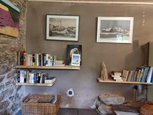 a wall with two shelves filled with books at Mühle am Sandbach in Niedererbach