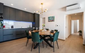 a kitchen and dining room with a table and chairs at Villa Tea Polača Biograd na moru Benkovac in Polača