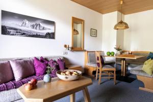 a living room with a purple couch and a table at Residence Grünwald in Valles