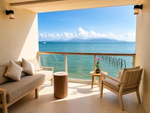 ein Wohnzimmer mit Meerblick in der Unterkunft ROZ MARINE Boutique Hotel in Bophut 