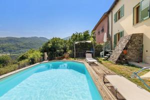 a swimming pool in the backyard of a house at Da Dani Casa Vacanza in Pontremoli