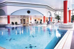Bazén v ubytování The Connacht Hotel nebo v jeho okolí