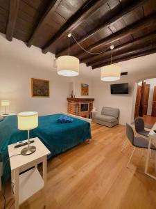 a bedroom with a green bed and a living room at Villa Gianna affitta camere in Inverigo