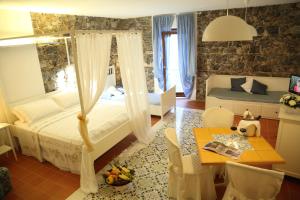 sypialnia z łóżkiem i stołem oraz łóżkiem i łóżkiem w obiekcie Albergo Ristorante Cavaliere w mieście Caselle in Pittari