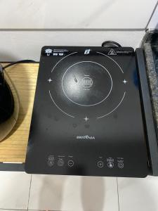 a ipod sitting on top of a table at silencioso e aconchegante in Rio Verde