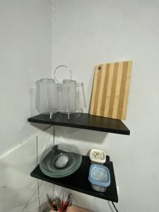 a shelf with some glass items on it at silencioso e aconchegante in Rio Verde +22 photos