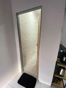 a bathroom with a shower with a black rug at silencioso e aconchegante in Rio Verde