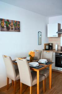 a dining room table and chairs in a kitchen at PrimeBnb Am Marktplatz in Bad Hersfeld +15 photos