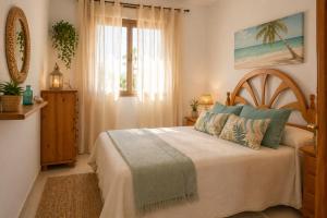 a bedroom with a bed and a window at Miquel 1 – Piso con Parking y Wifi en el Centro in Tossa de Mar