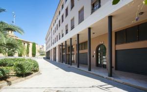 an empty sidewalk next to a building at Miquel 1 – Piso con Parking y Wifi en el Centro in Tossa de Mar