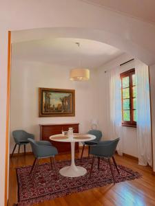 a dining room with a table and chairs at Villa Gianna affitta camere in Inverigo