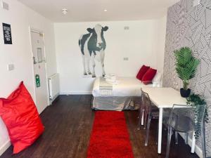 a room with a bed and a red carpet at Big Group Stays in Brighton & Hove