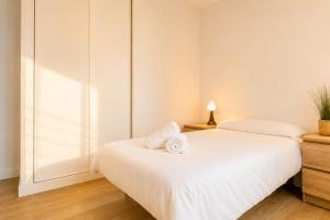 a bedroom with two beds and a table with a lamp at Panther Home Manantial in El Puerto de Santa María