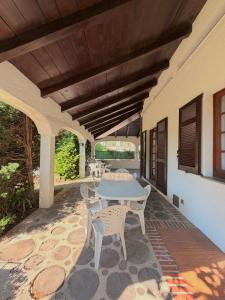 a patio with a table and chairs on it at Villa Gianna affitta camere in Inverigo