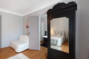 a mirror in a room with a bed and a bedroom at B&B L'Annexe De Camillac in Bourg-sur-Gironde