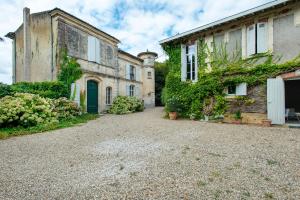an empty driveway in front of two buildings at B&B L'Annexe De Camillac in Bourg-sur-Gironde