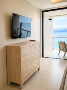 ein Wohnzimmer mit Fernseher und Kommode in der Unterkunft ROZ MARINE Boutique Hotel in Bophut  + 7 Fotos