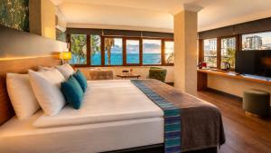 ein Schlafzimmer mit einem großen Bett und Meerblick in der Unterkunft Qinn Hotels in Antalya