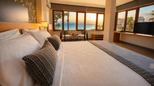 ein Schlafzimmer mit einem großen Bett und Meerblick in der Unterkunft Qinn Hotels in Antalya + 117 Fotos