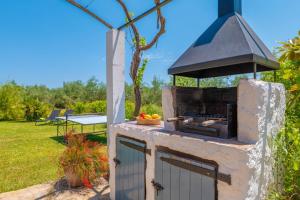 a brick oven in a yard with a grill at Mercader in Alcudia