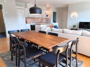 a living room with a wooden table and chairs at Lakeview 4BR with Sauna & EV Parking in Åre