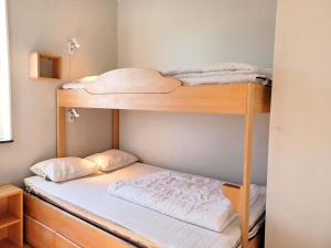two bunk beds in a small room withermott at Lakeview 4BR with Sauna & EV Parking in Åre