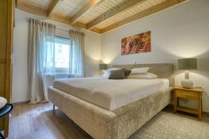 a bedroom with a large bed and a window at Ferienhaus Immenhof in Rieden