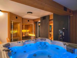 a jacuzzi tub in a room at Osada Wichrówka domki ze strefą SPA, basenem letnim i widokiem na góry in Dursztyn