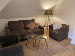 a living room with a couch and a glass table at Ferienwohnung Strandkrabbe Ockholm in Ockholm