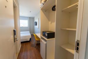a small room with a small bed and a small room with a small kitchen at Transamerica Fit Serra in Serra