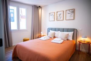 a bedroom with a bed with two towels on it at La Maison de Ré in Vila Real