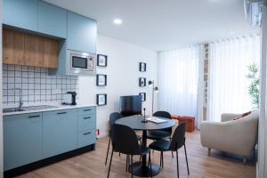 a kitchen and living room with a table and chairs at La Maison de Ré in Vila Real
