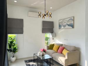 a living room with a couch and a table at เอกสิริ รีสอร์ต in Amphoe Tha Chana
