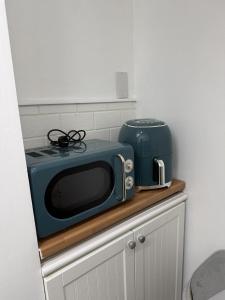a microwave sitting on top of a kitchen counter at Glen Allan Hotel in Blackpool